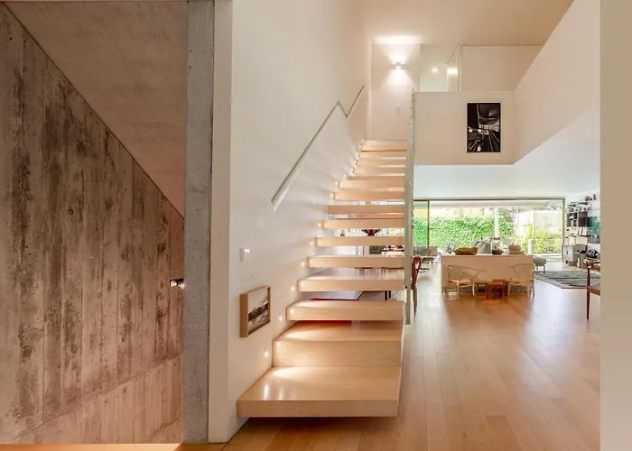 펜션 Grand W/ Pool, Garden & Garage By Hostwise