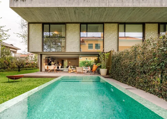 펜션 Grand W/ Pool, Garden & Garage By Hostwise *