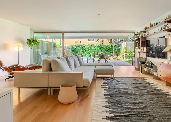 Grand W/ Pool, Garden & Garage By Hostwise *