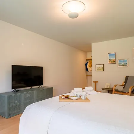 Grand W/ Pool, Garden & Garage By Hostwise *