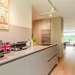 Grand W/ Pool, Garden & Garage By Hostwise Semesterbostad