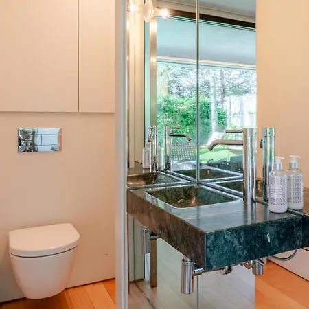 Σπίτι διακοπών Grand W/ Pool, Garden & Garage By Hostwise