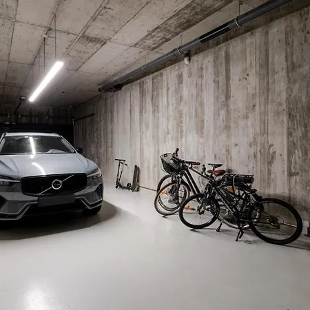 Grand W/ Pool, Garden & Garage By Hostwise *