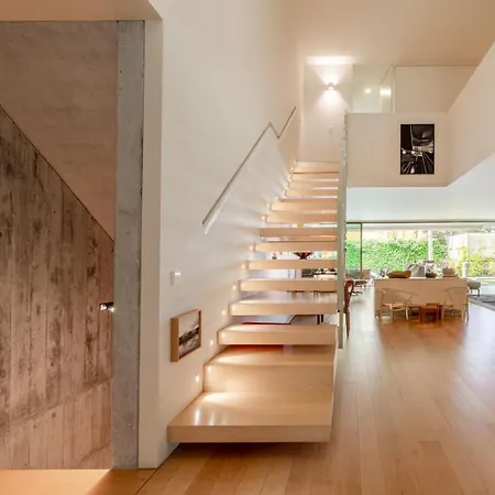 Σπίτι διακοπών Grand W/ Pool, Garden & Garage By Hostwise