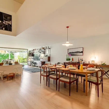 Σπίτι διακοπών Grand W/ Pool, Garden & Garage By Hostwise