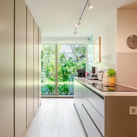 Σπίτι διακοπών Grand W/ Pool, Garden & Garage By Hostwise