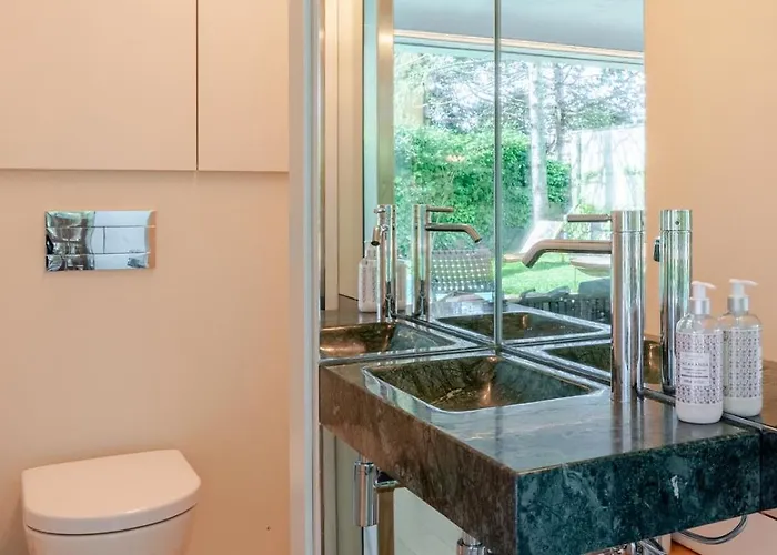 Vakantiehuis Grand W/ Pool, Garden & Garage By Hostwise