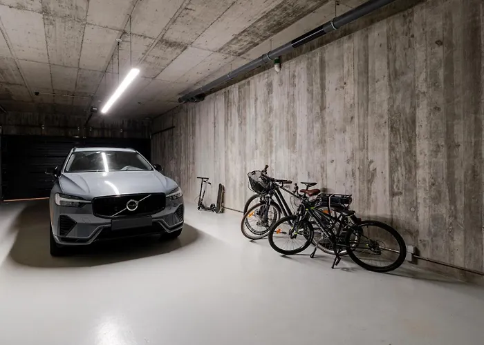 Grand W/ Pool, Garden & Garage By Hostwise *