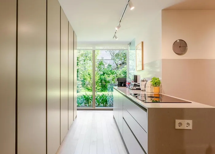 別荘 Grand W/ Pool, Garden & Garage By Hostwise