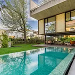 Grand W/ Pool, Garden & Garage By Hostwise Ferienhaus *