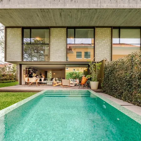 Nyaraló Grand W/ Pool, Garden & Garage By Hostwise *