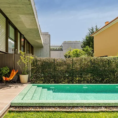 Сasa de vacaciones Grand W/ Pool, Garden & Garage By Hostwise *