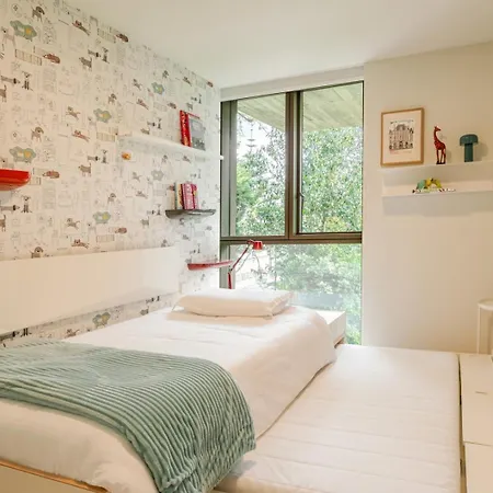Nyaraló Grand W/ Pool, Garden & Garage By Hostwise