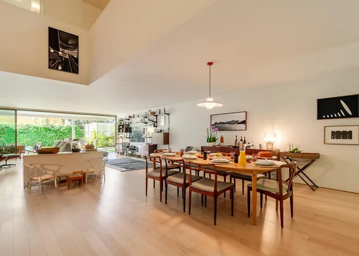 Сasa de vacaciones Grand W/ Pool, Garden & Garage By Hostwise