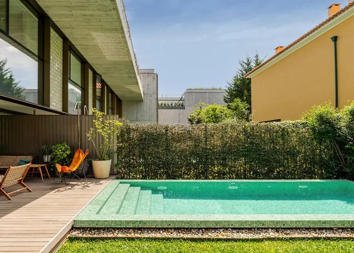 Сasa de vacaciones Grand W/ Pool, Garden & Garage By Hostwise *