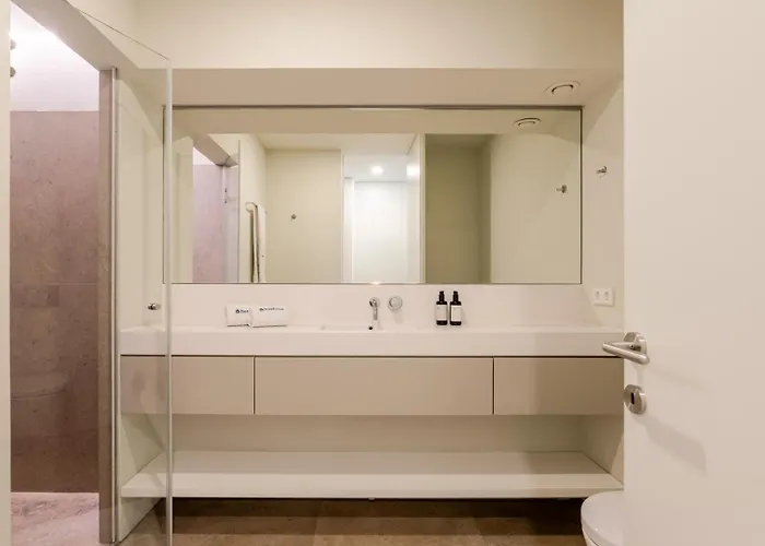 度假居 Grand W/ Pool, Garden & Garage By Hostwise