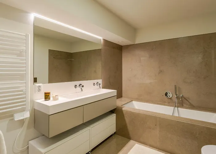 Grand W/ Pool, Garden & Garage By Hostwise 度假居 波尔图