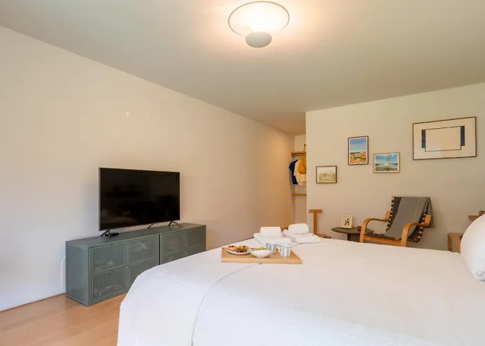 Grand W/ Pool, Garden & Garage By Hostwise *